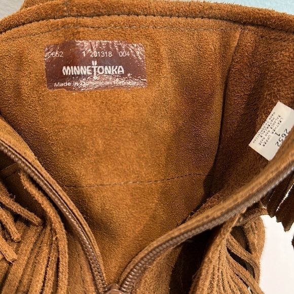 GIRLS Minnetonka suede fringe boots size 1Y - Picture 5 of 7